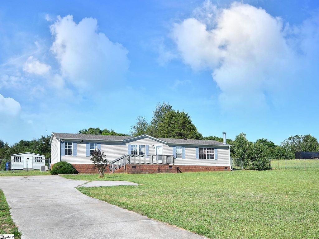 1390 1st Avenue, Starr, SC 29684
