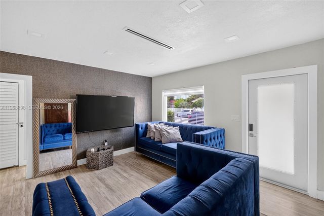 231 NW 44th St, Miami, FL 33127