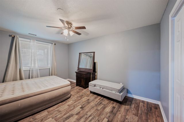 5397 Brook View Avenue, Des Moines, IA 50317