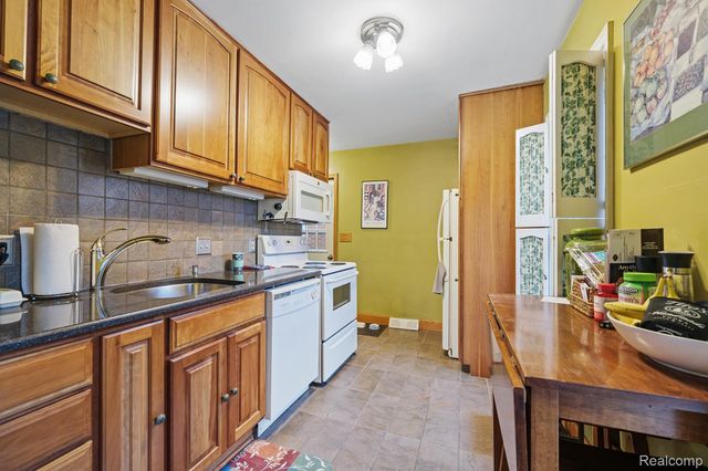 15139 University, Allen Park, MI 48101