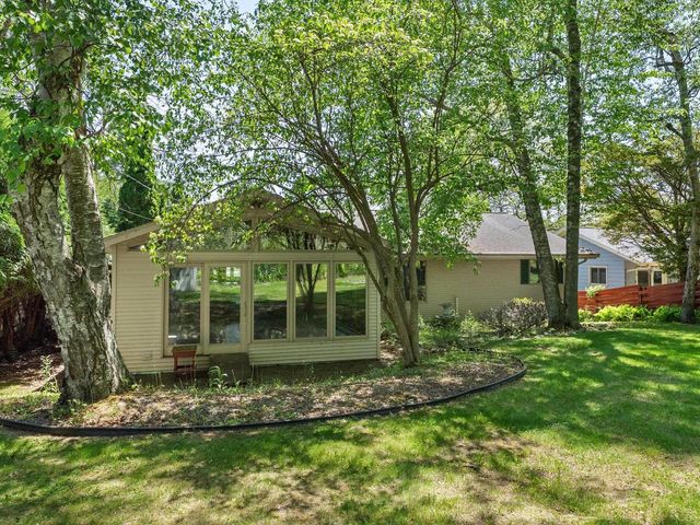 306 Fenway TERRACE, Manitowoc, WI 54220