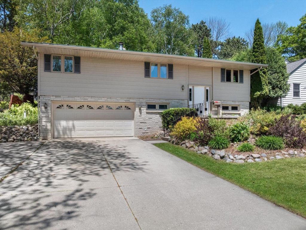 306 Fenway TERRACE, Manitowoc, WI 54220