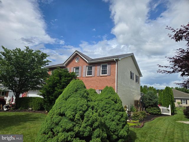 3526 TURNBERRY DR, Chambersburg, PA 17202