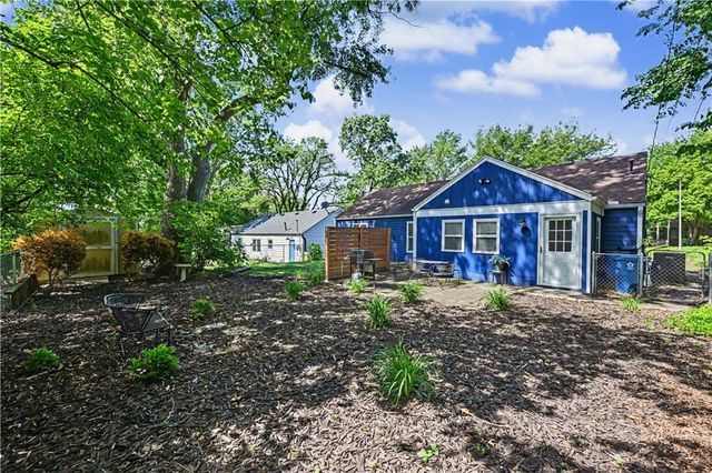 7525 Eaton Street, Prairie Village, KS 66208