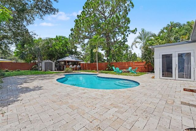 860 86TH AVENUE N, St Petersburg, FL 33702