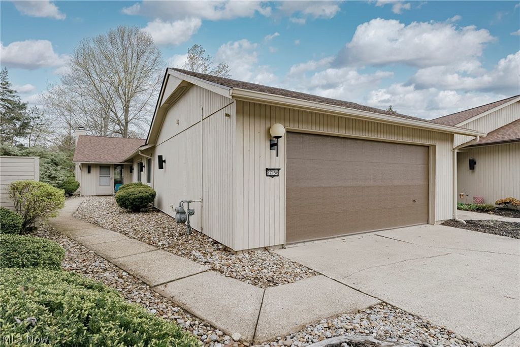 22156 Meadowsouth Court, Strongsville, OH 44149