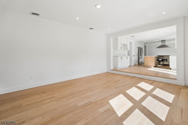 72 E Cedar St, Livingston Twp., NJ 07039