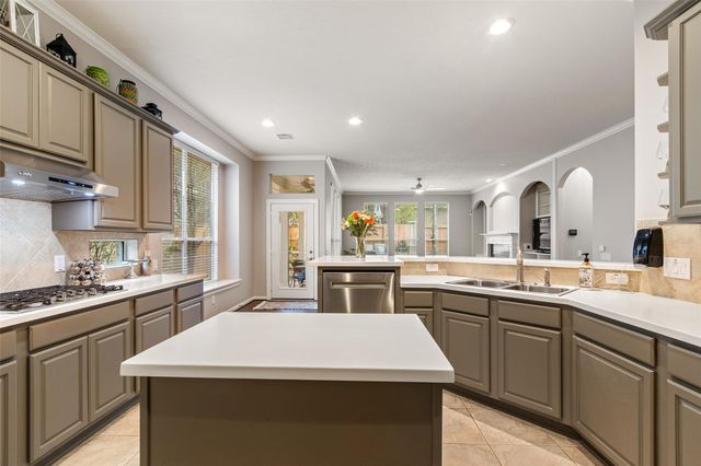 135 E Northcastle Circle, Conroe, TX 77384