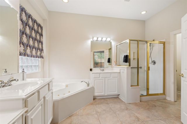 135 E Northcastle Circle, Conroe, TX 77384