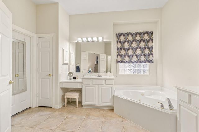 135 E Northcastle Circle, Conroe, TX 77384