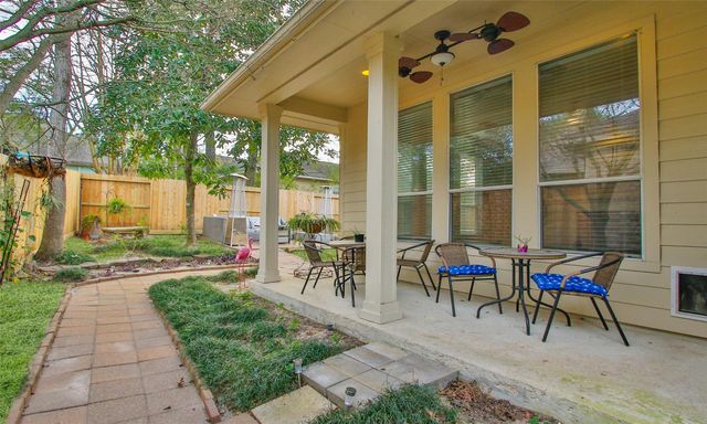 135 E Northcastle Circle, Conroe, TX 77384