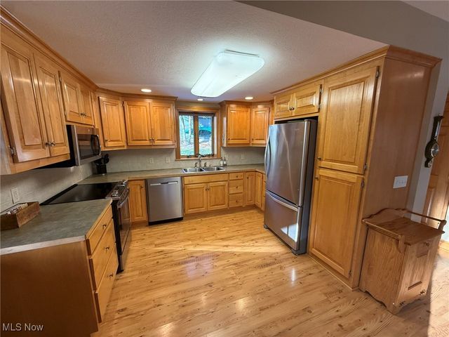 9201 N Shore Drive NE, Mineral City, OH 44656