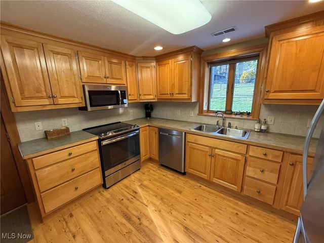 9201 N Shore Drive NE, Mineral City, OH 44656