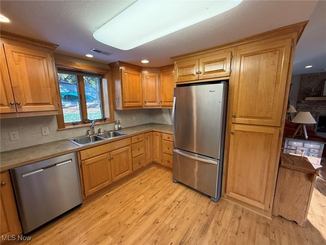 9201 N Shore Drive NE, Mineral City, OH 44656