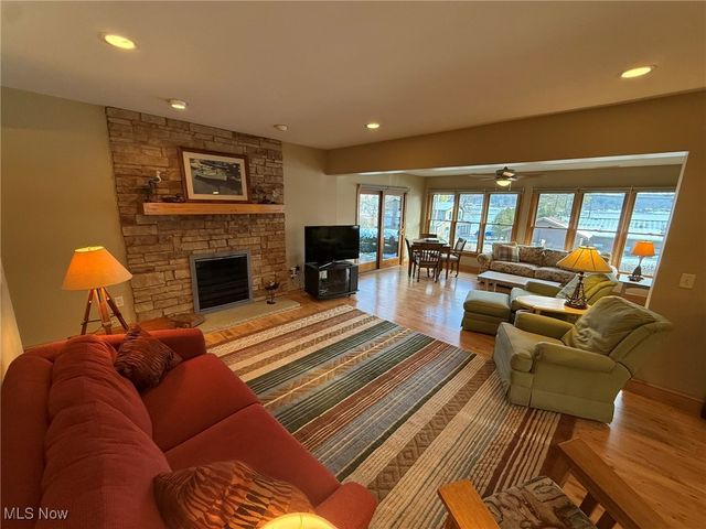 9201 N Shore Drive NE, Mineral City, OH 44656