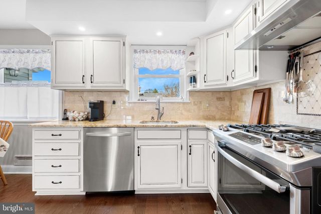 22 OLD COLONY LN, Marlton, NJ 08053