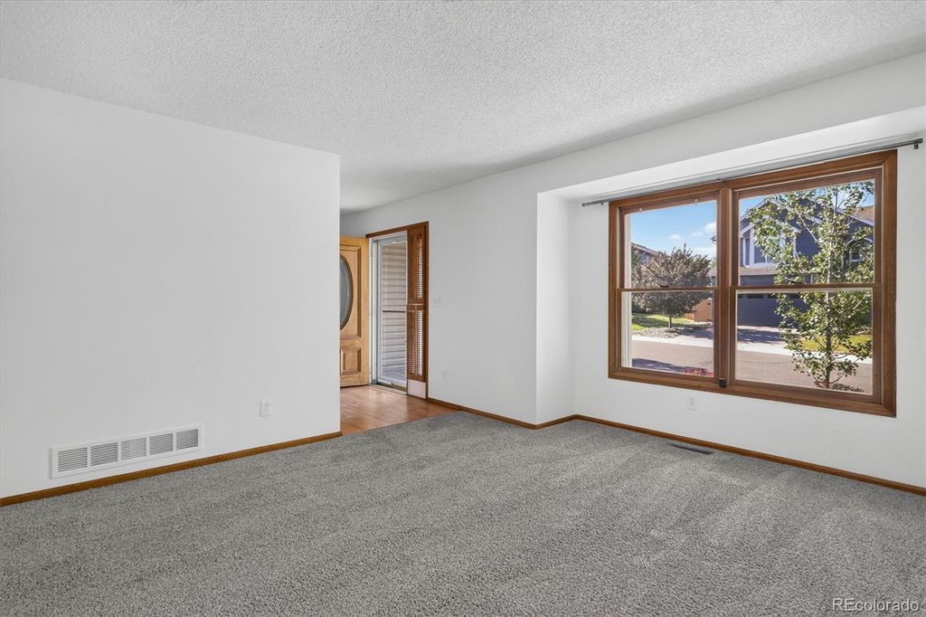 Image 5 of property listing at 7401 Powderhorn Drive, Lone Tree, CO 80124
