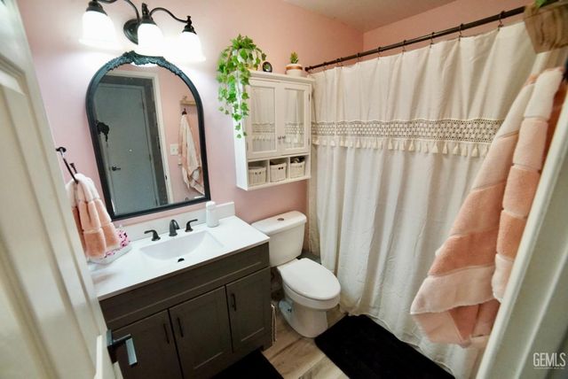 400 Dry Meadow Lane, Bakersfield, CA 93308