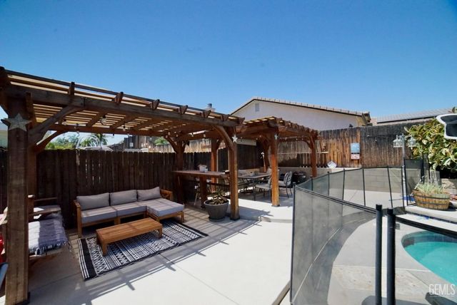 400 Dry Meadow Lane, Bakersfield, CA 93308