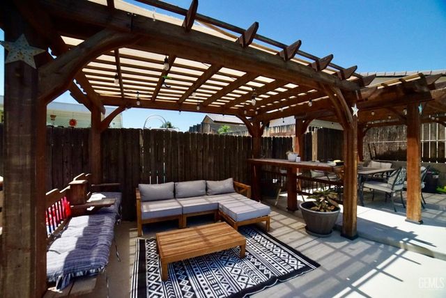 400 Dry Meadow Lane, Bakersfield, CA 93308