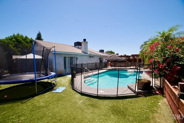 400 Dry Meadow Lane, Bakersfield, CA 93308