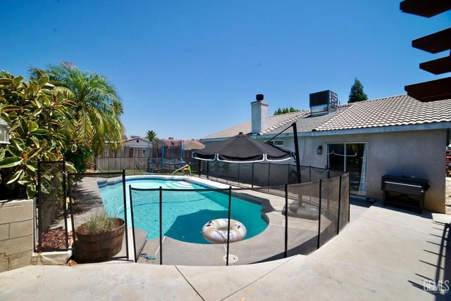 400 Dry Meadow Lane, Bakersfield, CA 93308