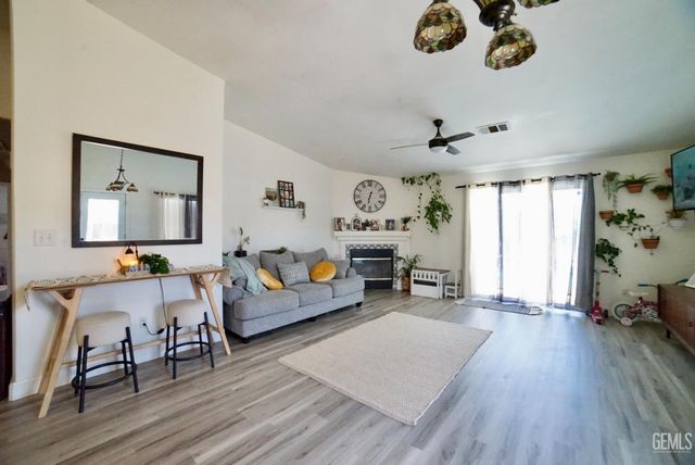 400 Dry Meadow Lane, Bakersfield, CA 93308