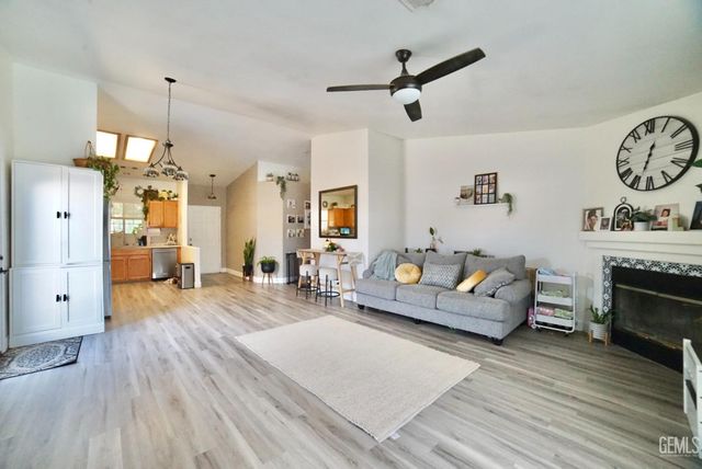 400 Dry Meadow Lane, Bakersfield, CA 93308