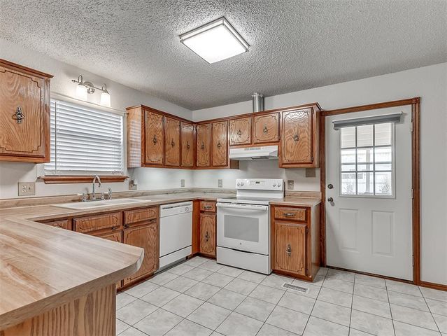 1220 N Carr Drive, Newcastle, OK 73065