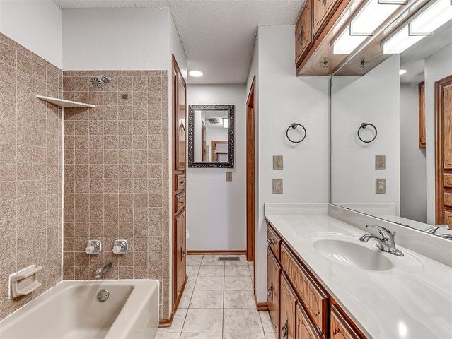 1220 N Carr Drive, Newcastle, OK 73065