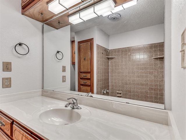 1220 N Carr Drive, Newcastle, OK 73065