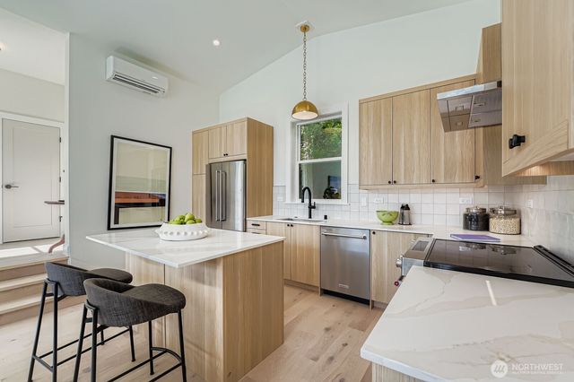 8800 41st Avenue SW, Seattle, WA 98136