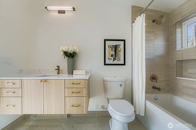 8800 41st Avenue SW, Seattle, WA 98136