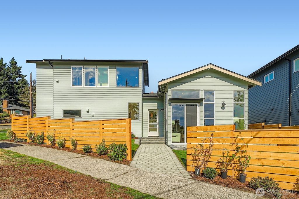 8800 41st Avenue SW, Seattle, WA 98136