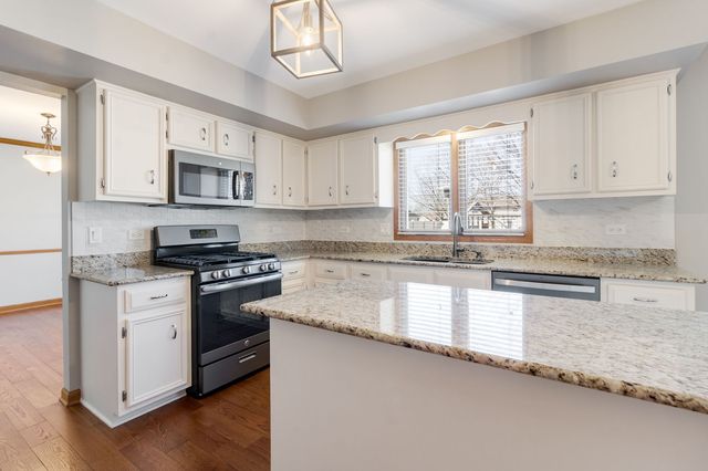 303 Westwood Drive, Shorewood, IL 60404