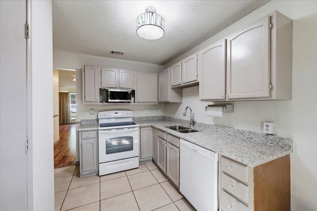 814 Rock Creek Drive, Euless, TX 76039