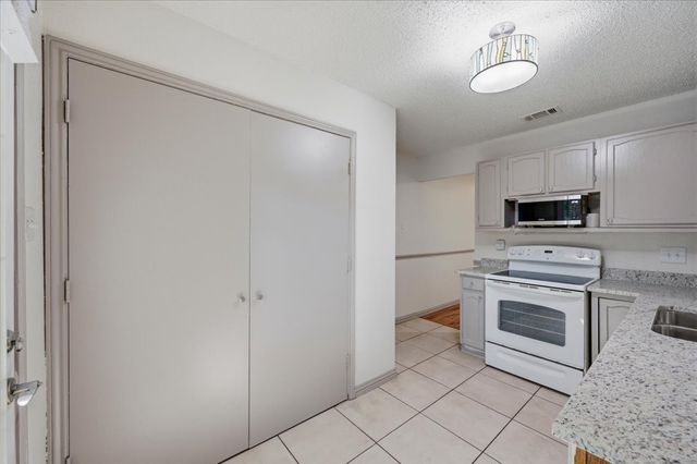 814 Rock Creek Drive, Euless, TX 76039