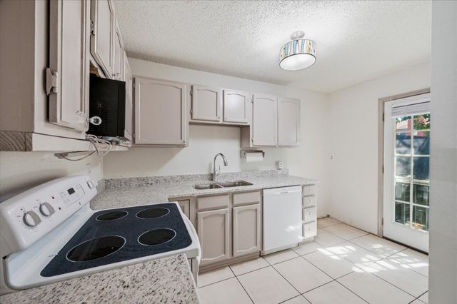 814 Rock Creek Drive, Euless, TX 76039