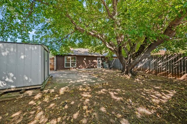 814 Rock Creek Drive, Euless, TX 76039