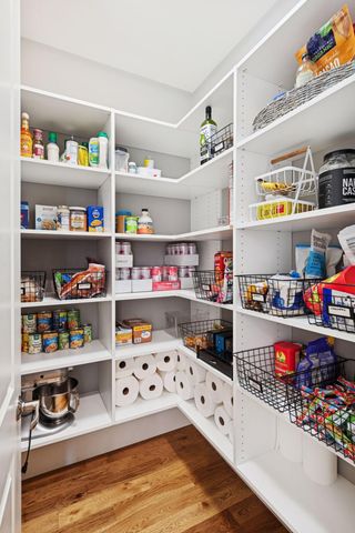 15525 52nd Place N, Plymouth, MN 55446