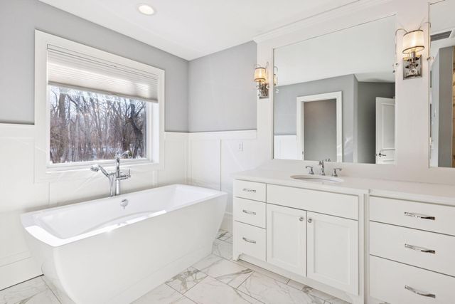 15525 52nd Place N, Plymouth, MN 55446