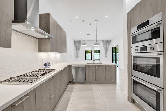 5939 Brookfield Circle W, Hollywood, FL 33312