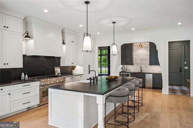130 Lake Estates Drive, Roswell, GA 30075