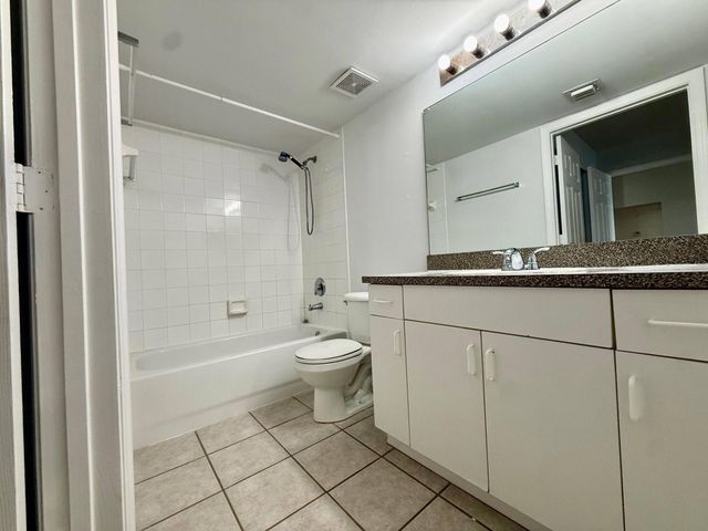 5041 Wiles Road 9-208, Coconut Creek, FL 33073