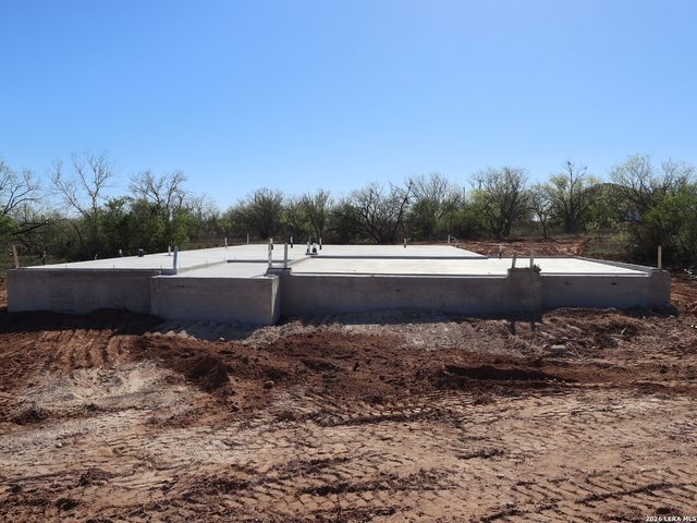 120 Greeley Drive, Floresville, TX 78114