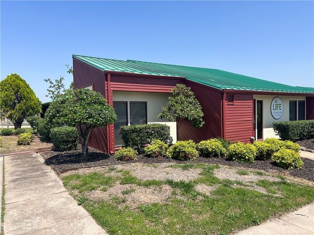 1102 W Poplar Place, Rogers, AR 72756