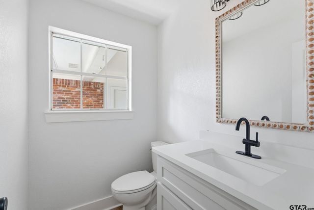 1004 Jeff Davis, Tyler, TX 75703