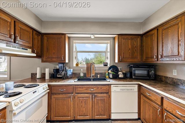 38482 Applewood Street, Clinton Charter Township, MI 48036