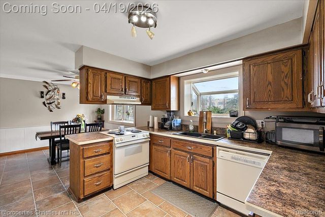 38482 Applewood Street, Clinton Charter Township, MI 48036