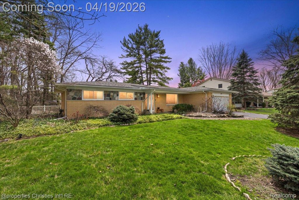 38482 Applewood Street, Clinton Charter Township, MI 48036